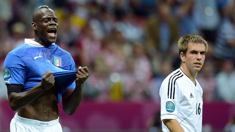 Mario Balotelli im EM-Halbfinale 2012 - neben Philipp Lahm.