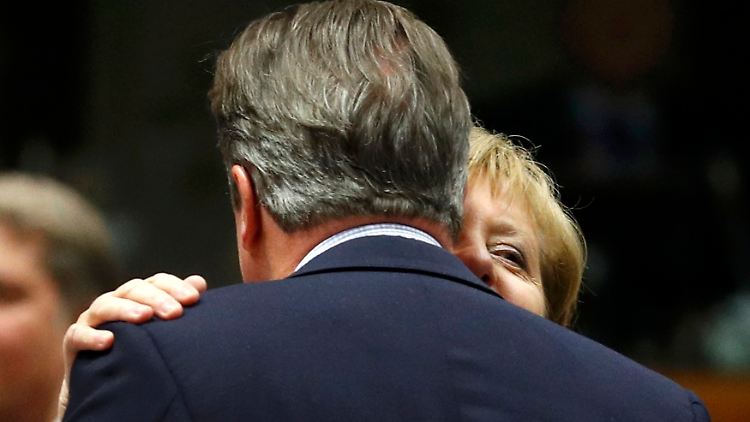 Herzliche Begrüßung beim EU-Gipfel - der britische Premier Cameron und Kanzlerin Merkel.