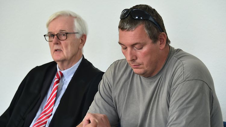 Der AfD-Kreisvorsitzende Jan-Ulrich Weiß (r.) mit seinem Anwalt.