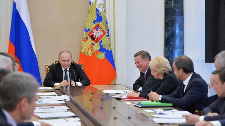 Präsident Putin mit Regierungsmitgliedern: Sanktionen für weitere 18 Monate.