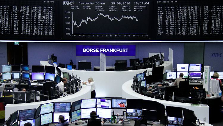 Kontinuierlich deutlich im Plus zeigt sich der Dax während des gesamten Handelstags.