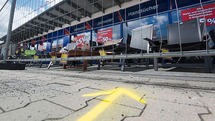 Auch die Raubüberfälle auf einen Geldtransporter und ein Möbelhaus im niedersächsischen Cremlingen am 26. Juni sollen auf das Konto des RAF-Trios gehen.