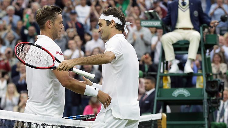 Marcus Willis (l.) muss sich Roger Federer geschlagen geben.