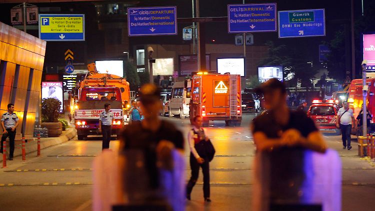 Polizeibeamte sichern kurz nach dem Anschlag den Eingangsbereich des Atatürk-Flughafens.