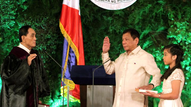 Rodrigo Duterte prahlt gerne mit seiner Potenz. Viele Menschen auf den Philippinen beeindrucken die Sprüche des Raubeins.