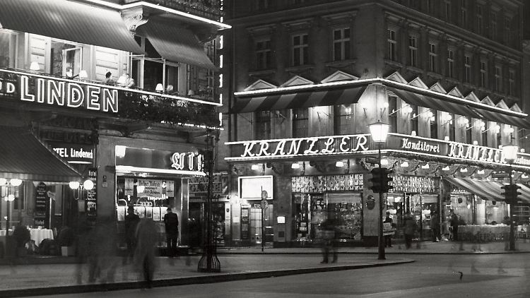 Boulevard Unter den Linden, Ecke Friedrichstraße -  das Cafe Unter den Linden und das Stammhaus des Cafe Kranzler, 1938.