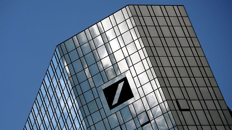 Seit Jahresbeginn hat sich der Kurs der Deutschen-Bank-Aktie fast halbiert. 