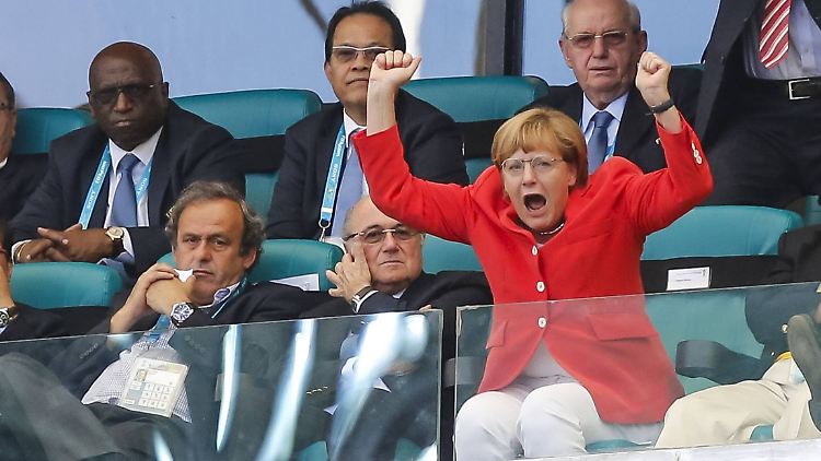 Die Kanzlerin jubelt: über ein Tor der DFB-Elf bei der WM 2014. Bei der EM in Frankreich war sie bislang noch nicht im Stadion.