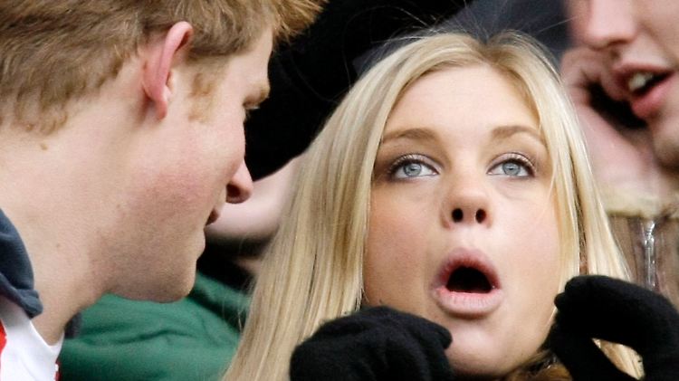Prinzessin zu sein, heißt auch, beobachtet zu werden: Chelsy Davy und Prinz Harry bei einem Rugby-Spiel 2008.