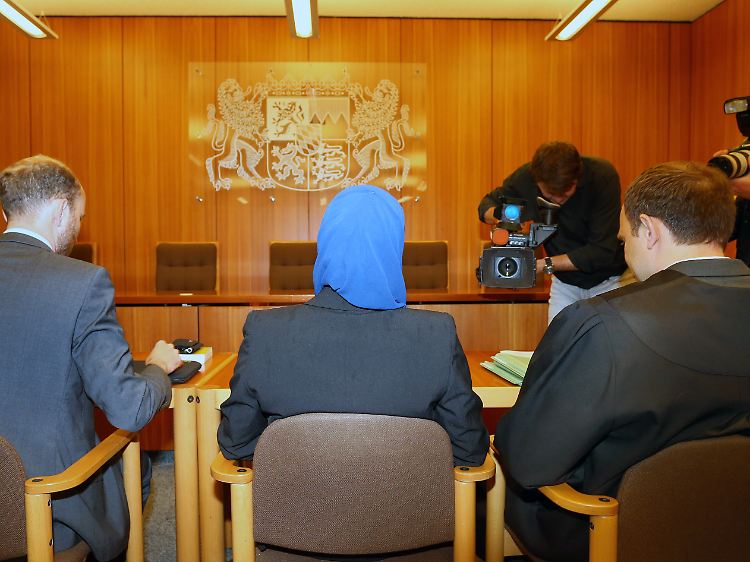 Nach Angaben des Justizministeriums ist der Fall in Bayern einmalig, bislang habe es keine Klage gegen die Kopftuch-Auflage gegeben.