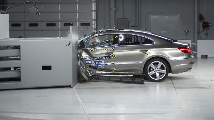 Ein VW beim Crashtest: Kunden und Anleger des Konzerns brauchen weiterhin starke Nerven.