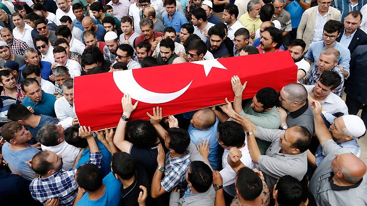 Ein Opfer des Anschlags wird unter großer Anteilnahme in Istanbul beerdigt.