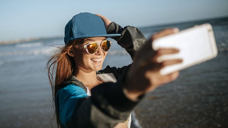 Selfies am Meer: Wer gtu auf seine Geräte achtet, hat im Urlaub auch Spaß mit ihnen. 