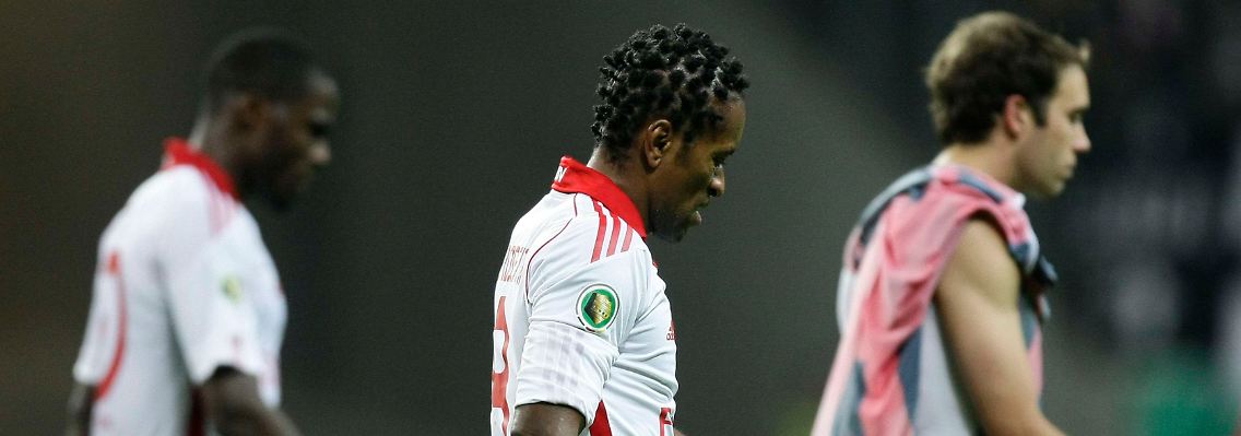 Nach der Arbeit: Ze Roberto und seine Hamburger Kollegn verlassen den Platz.
