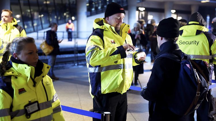 Bei einer Kontrolle am Flughafen von Kopenhagen fällt die Gruppe aus dem Iran auf: Sie will mit falschen Papieren einreisen.