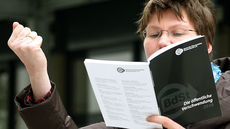 Bärbel Hildebrand, Leiterin der Presseabteilung, liest in Essen aus dem Schwarzbuch vor. Dort werden für Nordrhein-Westfalen teure Alphörner, sinnlose Kameraschienen und eine Aussichtsplattform ohne Aussicht aufgelistet.