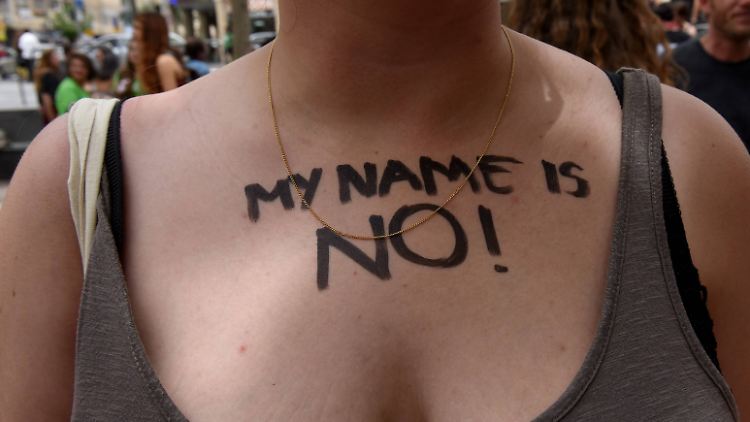 Eine Demonstrantin fordert mit dem Slogan "My Name is No!" ein schärferes Sexualstrafrecht.