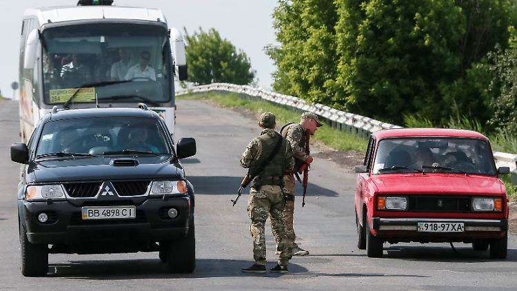 Immer wieder gibt es Berichte, dass die Waffenruhe im Osten der Ukraine nicht eingehalten wird. Hier ein Kontrollpunkt in der Donezk-Region.