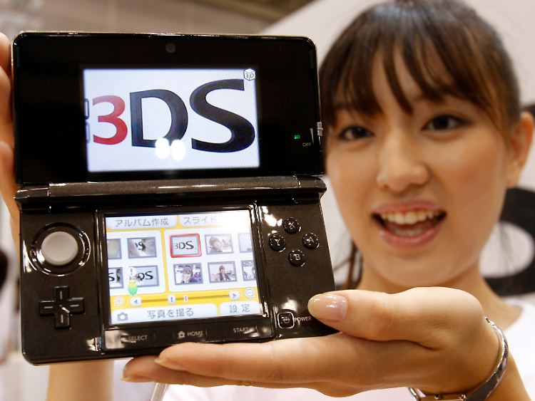 Dreidimensional ohne Spezialbrille: Die mobile Spielkonsole 3DS, hier ein Vorführmodell, kommt erst nach Weihnachten auf den Markt.