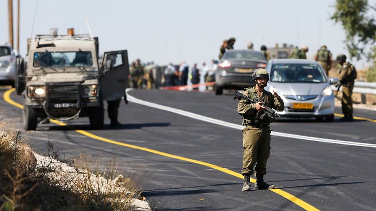 Die israelische Armee sichert eine Straße, auf der ein unbekannter Schütze auf ein Auto feuerte und dabei einen Israeli tötete.
