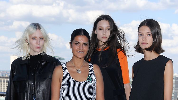 Leyla Piedayesh mit ihren Models (fast) im Himmel über Berlin. 