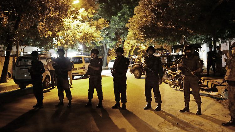 IS bekennt sich zu Anschlag in Dhaka. Behörden halten sich noch zurück.