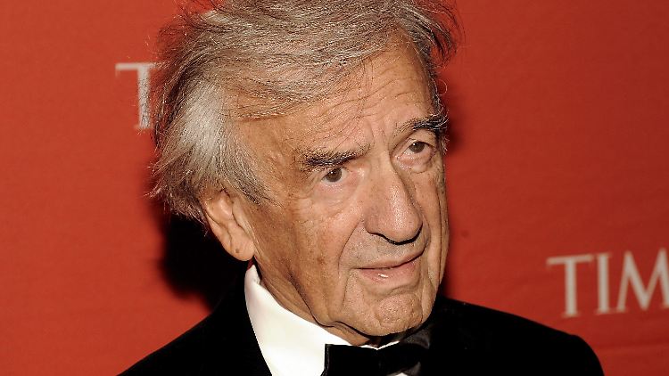 "Wer sich verschwört, die Erinnerung an die Opfer auszulöschen, der tötet sie ein zweites Mal", sagte Elie Wiesel 2000 vor dem Deutschen Bundestag.