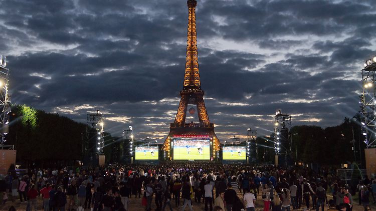 Fanmeile am Eiffelturm in Paris im Juli 2016: Trotz EM erlitt Frankreich im vergangenen Jahr einen Einbruch bei den Besucherzahlen.