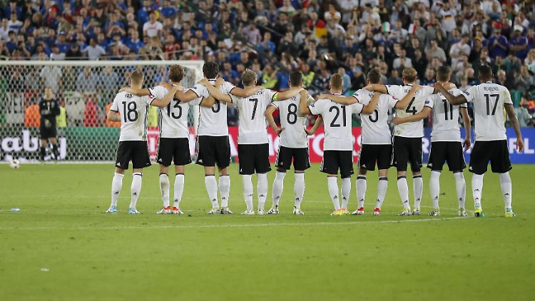 Männer am Rande des Nervenzusammenbruchs: die deutsche Mannschaft beim Elfmeterschießen.
