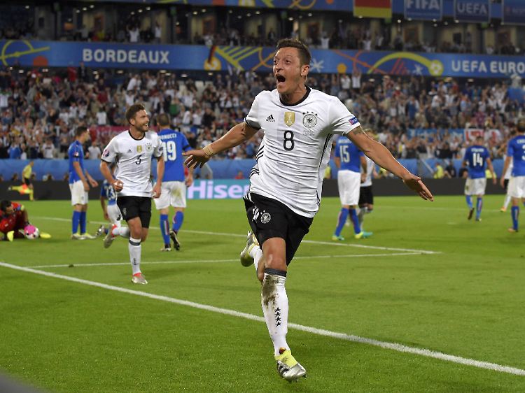 Mesut Özil befreit die deutsche Elf mit dem 1:0. Doch die Erleichterung währte nicht lange.