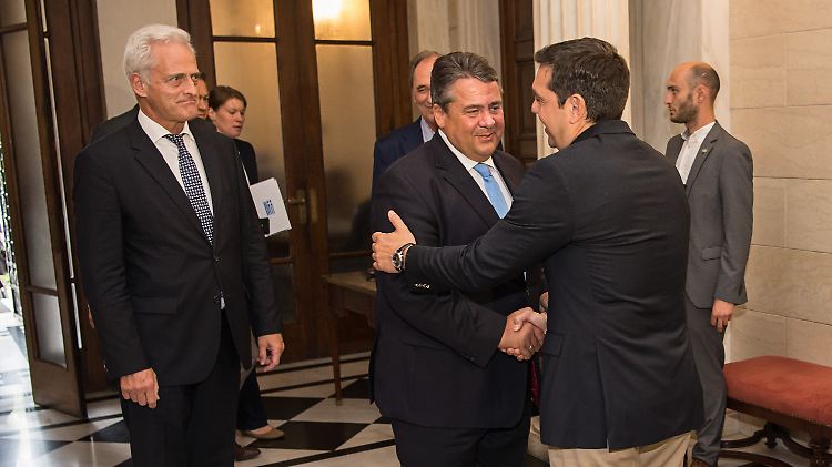Peter Ramsauer (l.) beim Empfang in Athen: Der CSU-Politiker soll ausfallend geworden sein.