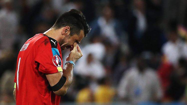 Gianluigi Buffon kamen nach dem Aus die Tränen. Ein Blick in die Zeitungen dürfte ihn trösten.