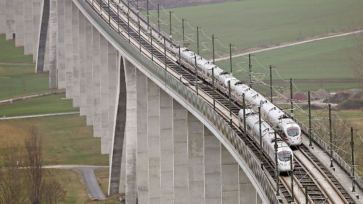 Für die Nutzung des Schienennetzes muss die DB ihrer Netztochter Gebühren zahlen - wie die private Konkurrenz auch. 