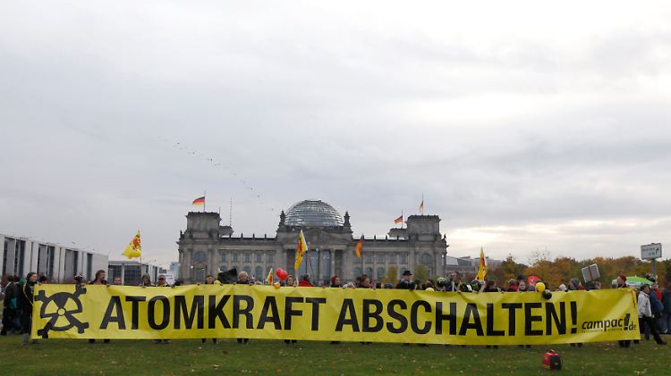 Protest vor dem Reichstag. Die Flaggen auf dem Gebäude sind auf Halbmast gesetzt.