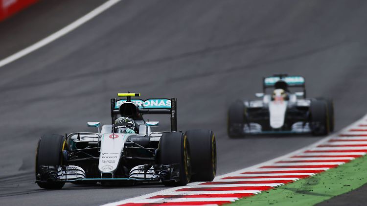 Vor der letzten Runde führte Nico Rosberg (vorne) vor Lewis Hamilton.