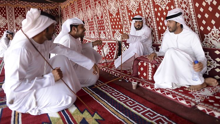 Traditionskleidung in Abu Dhabi: das weiße Gewand heißt Kandura.