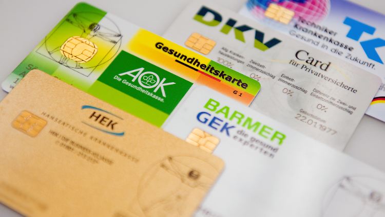 Stellt sich in der Praxis heraus, dass die Karte veraltet ist, sollte man rasch bei seiner Kasse eine neue Karte anfragen oder die alte gegen die neue Karte austauschen.