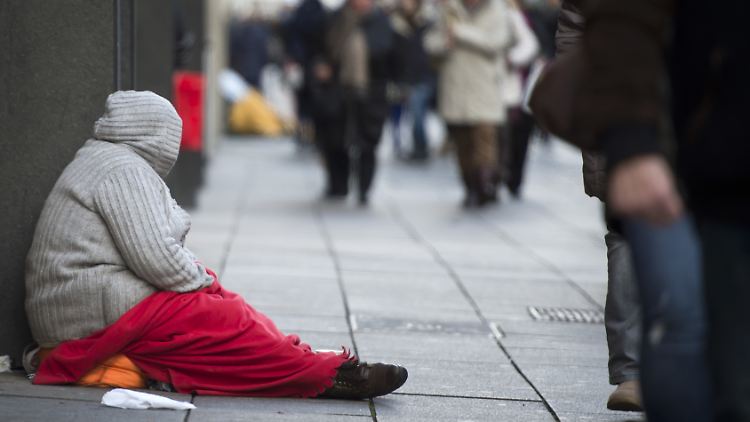 Eine Obdachlose in Stuttgart - wie sie gibt es viele Menschen in Deutschland und in der EU, die als arm gelten.