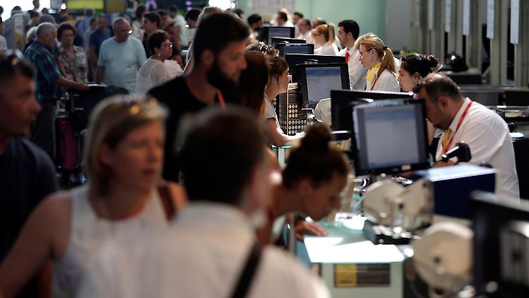 An den Schaltern der Fluggesellschaft Vueling bildeten sich in Barecola lange Schlangen, nachdem etliche Flüge abgesagt wurden.