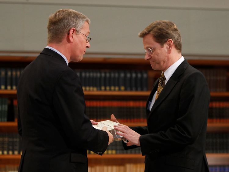 Der Historiker Conze übergibt Westerwelle as Buch "Das Amt und die Vergangenheit".