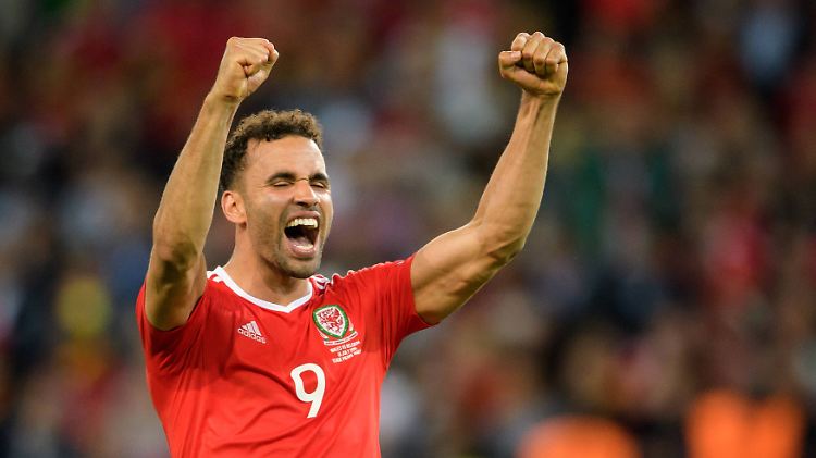 Robson-Kanu ist überzeugt: Sein Teamkollege Gareth Bale ist besser als Cristiano Ronaldo.