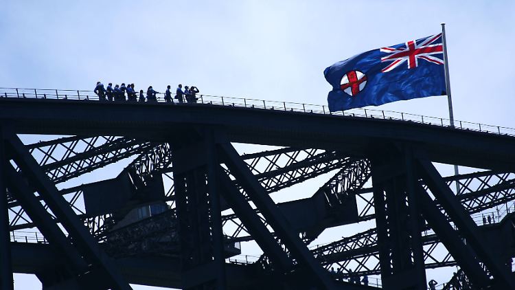 Wer auf der Sydney Harbor Bridge klettern will, braucht gute Nerven.