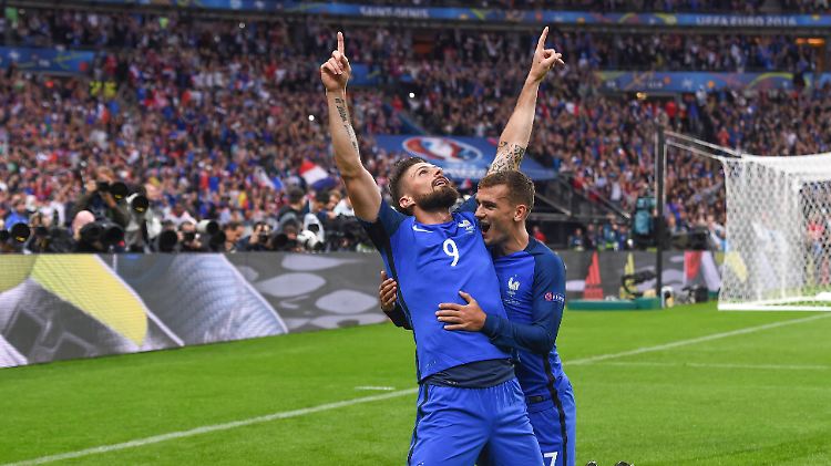 Giroud und Griezmann feiern das 1:0 gegen Island.