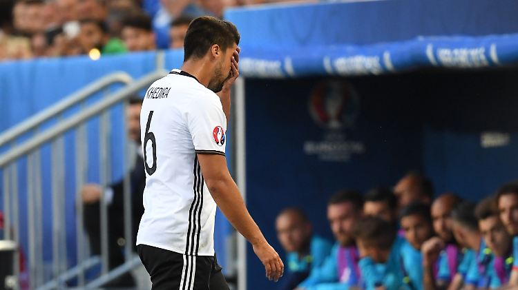 Sami Khedira hat sich schon früh im Spiel gegen Italien verletzt.