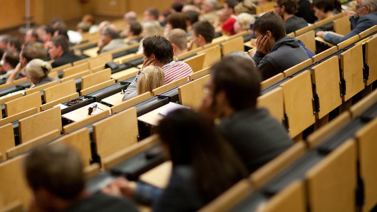 Studenten in einem Hörsaal der Technischen Universität Chemnitz (Sachsen).