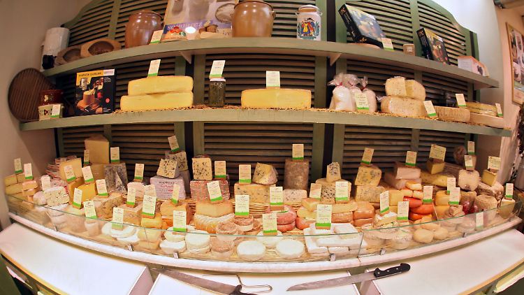 Von einem Käse-Angebot wie in diesem französischen Feinkostladen können viele Russen derzeit nur träumen.