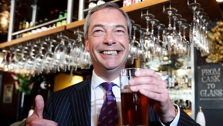 Nigel Farage im Pub. Daumen, Bierglas und Gesicht sollen sagen: Ich bin einer von euch.