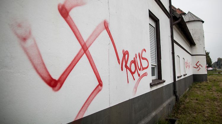In Waltrop waren im Oktober 2015 Hakenkreuze und rechte Parolen auf eine Flüchtlingsunterkunft gesprüht worden.
