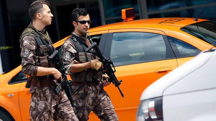 Speziell ausgebildete Polizisten kontrollieren das Geschehen auf dem Flughafen Atatürk. 