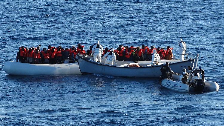 Immer wieder muss die Marine Flüchtlinge in maroden Booten aus den Mittelmeer retten. 